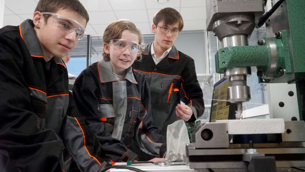 Оптоволоконный станок для лазерной резки листа OPTICUT 3015G и компрессор