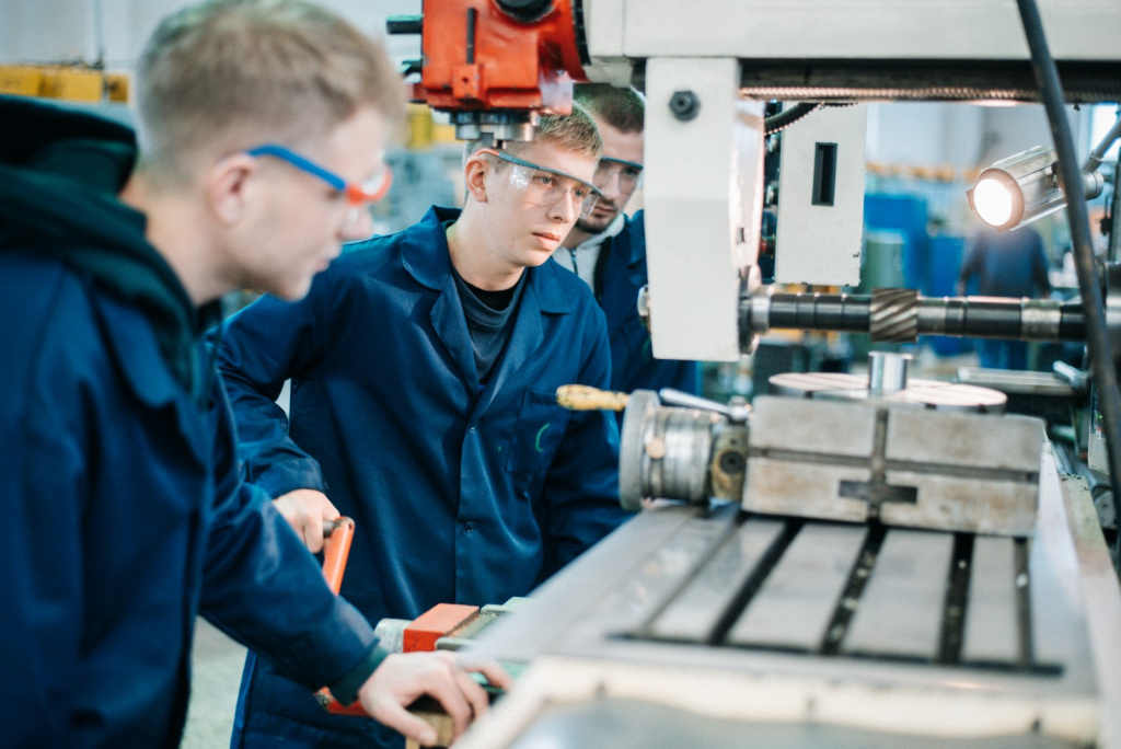 Оптоволоконный станок для лазерной резки листа OPTICUT 3015G и компрессор